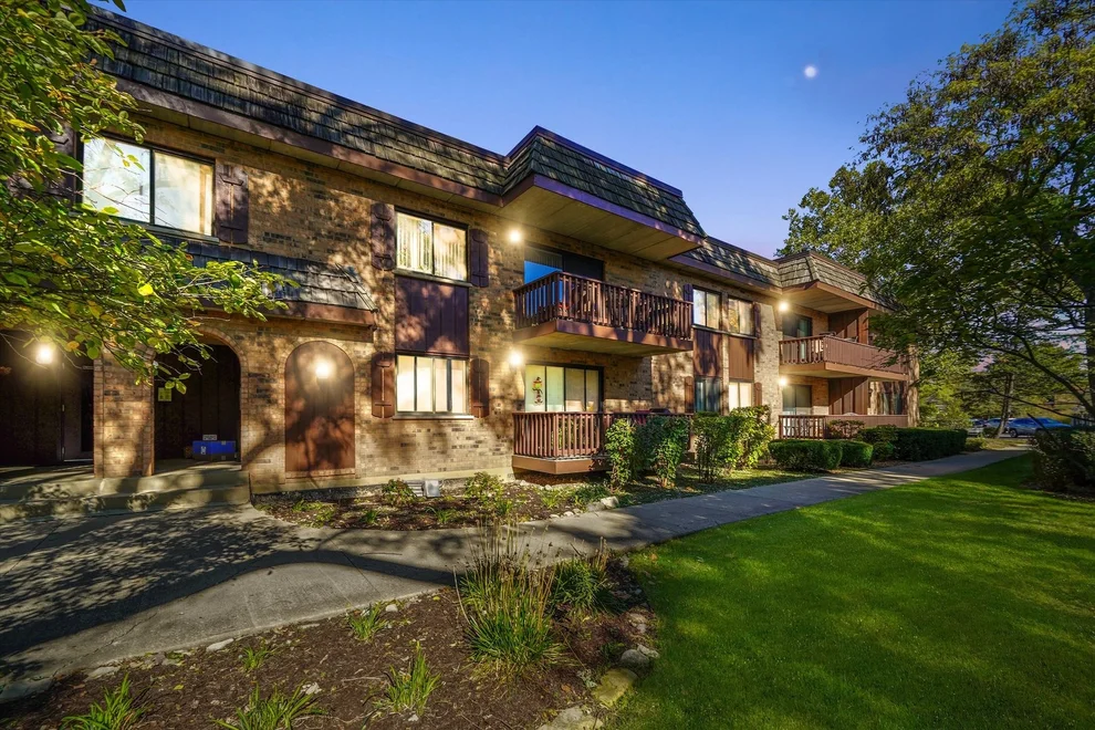 Unit for sale at 7920 Woodglen Lane, Downers Grove, IL 60516