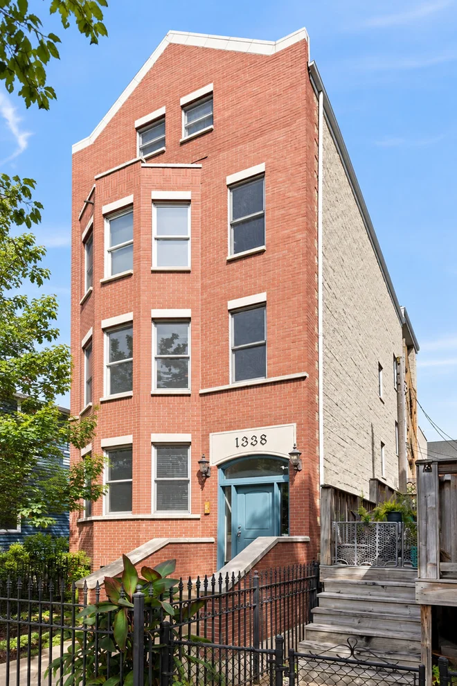 Unit for sale at 1338 W Addison Street, Chicago, IL 60613