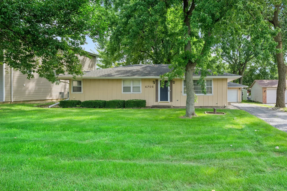 Unit for sale at 6705 Clarendon Hills Road, Darien, IL 60561