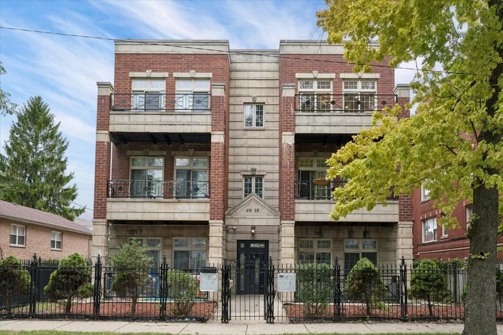 Unit for sale at 4932 N Harding Avenue, Chicago, IL 60625