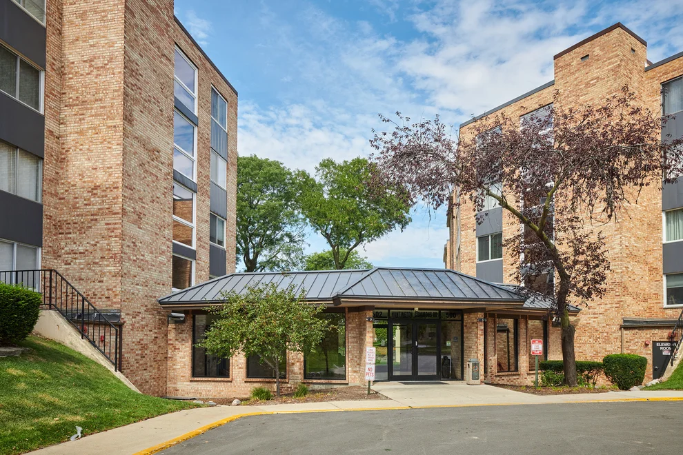 Unit for sale at 502 W HUNTINGTON COMMONS Road, Mount Prospect, IL 60056