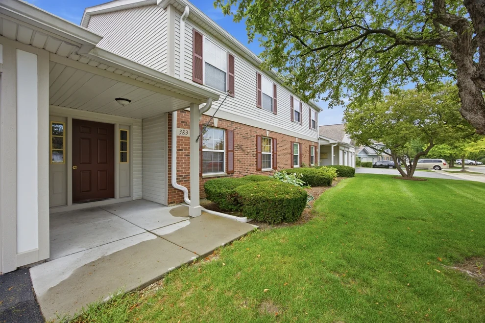 Unit for sale at 383 Woodview Circle, Elgin, IL 60120