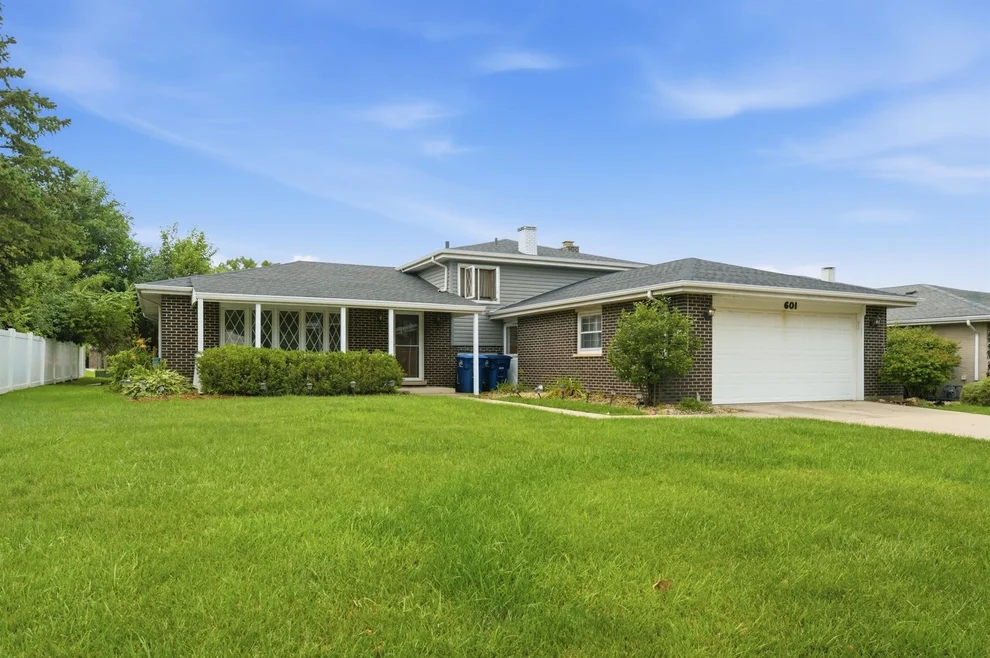 Unit for sale at 601 Honey Locust Lane, Darien, IL 60561