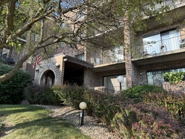 Unit for sale at 601 W Huntington Commons Road, Mount Prospect, IL 60056