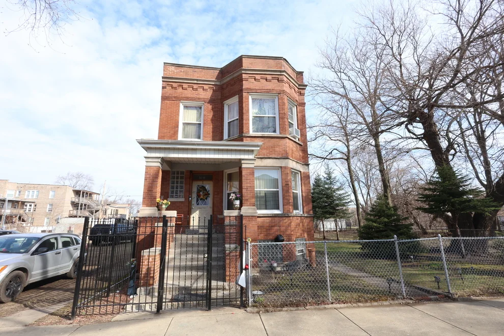 Unit for sale at 1418 E 69th Place, Chicago, IL 60637