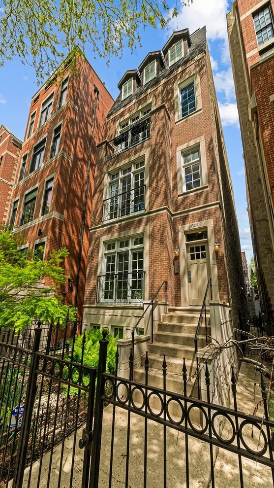 Unit for sale at 820 W Buckingham Place, Chicago, IL 60657