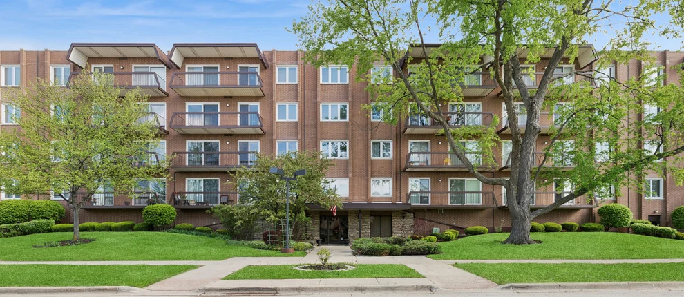 Unit for sale at 8100 W Foster Lane, Niles, IL 60714