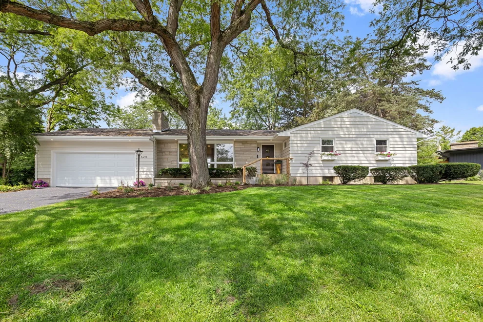 Unit for sale at 624 Willow Lane, Geneva, IL 60134