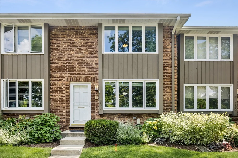 Unit for sale at 333 N Hale Street, Wheaton, IL 60187