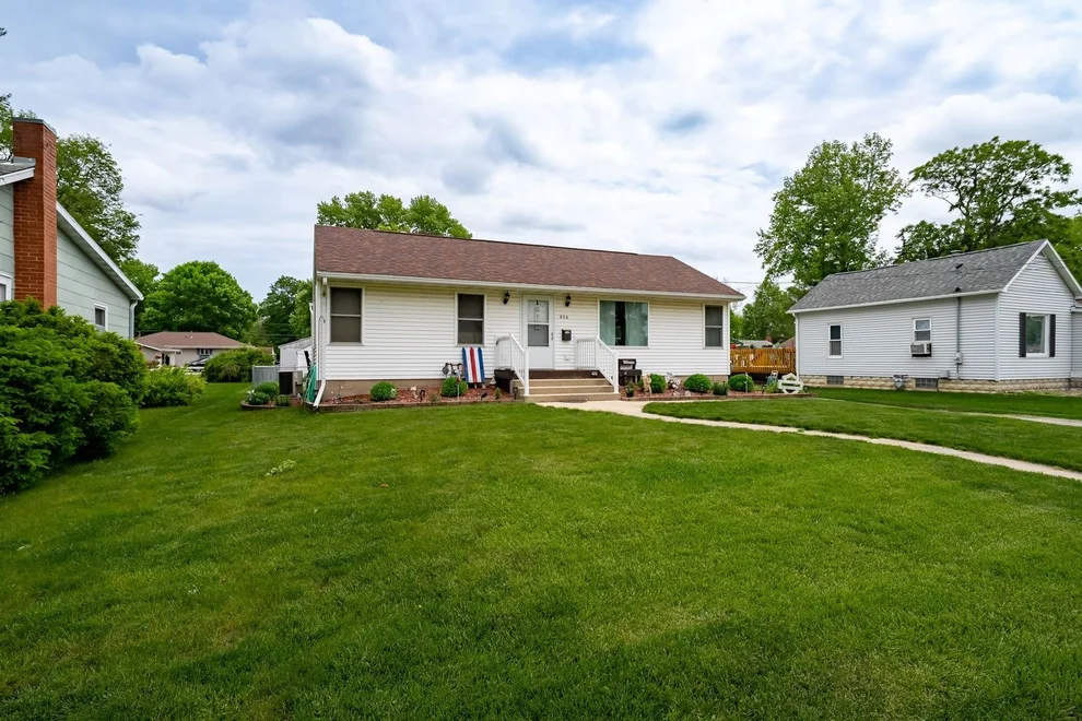 Unit for sale at 820 S Locust Street, Pontiac, IL 61764