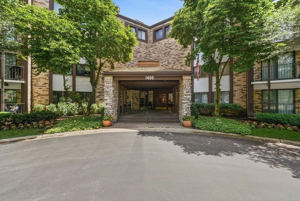 Unit for sale at 1400 N Yarmouth Place, Mount Prospect, IL 60056