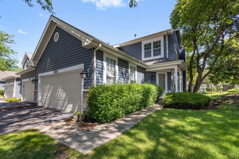 Unit for sale at 1059 Ridgefield Circle, Carol Stream, IL 60188
