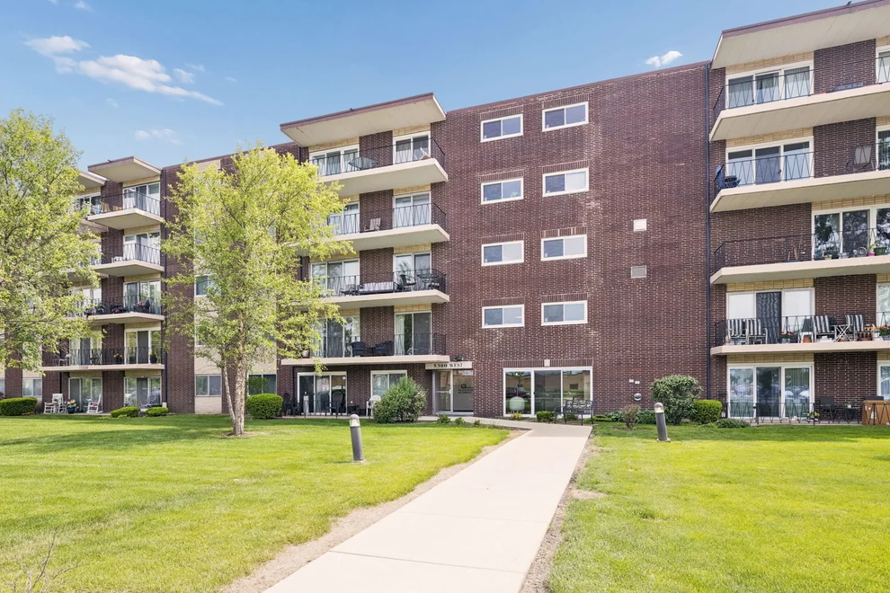 Unit for sale at 5300 Walnut Avenue, Downers Grove, IL 60515