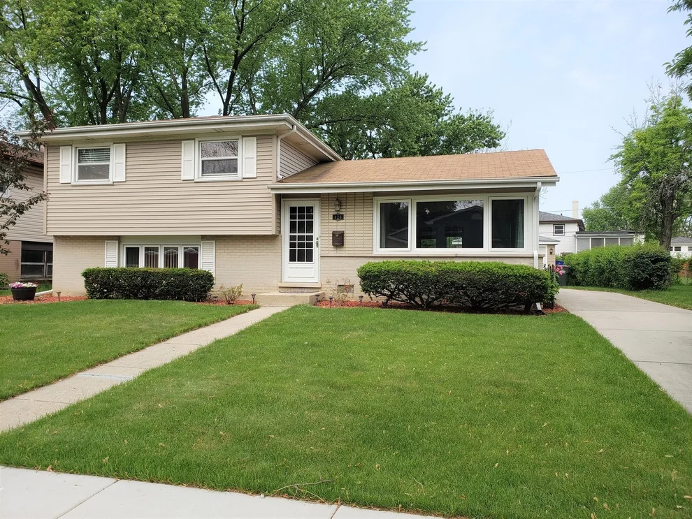 Unit for sale at 426 N 5th Avenue, Des Plaines, IL 60016