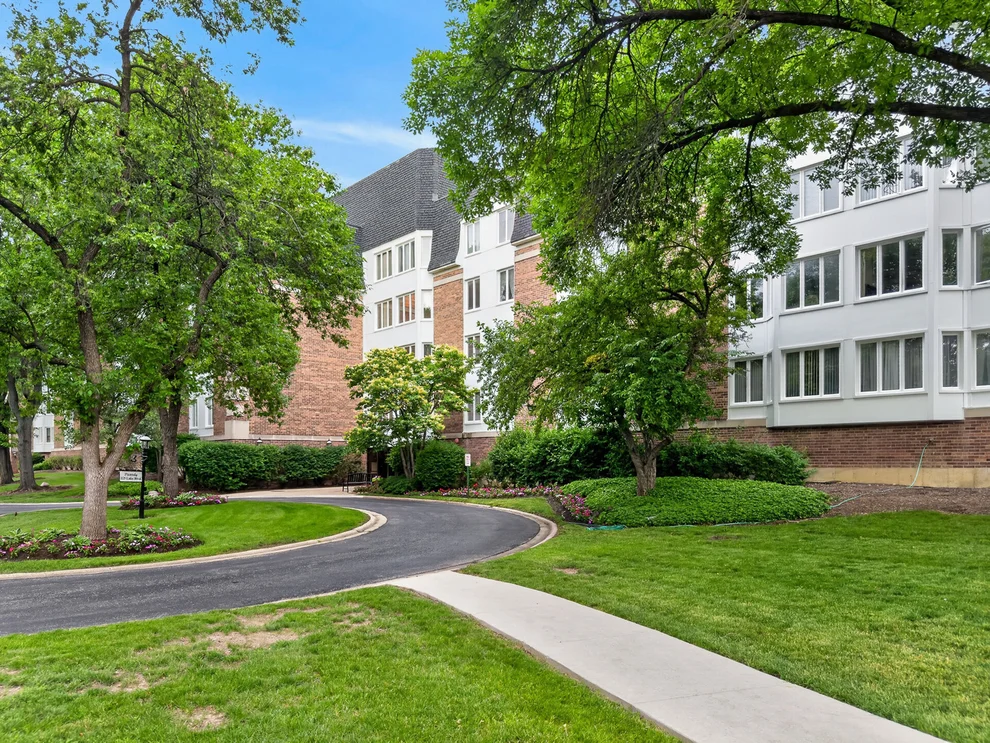 Unit for sale at 225 Lake Boulevard, Buffalo Grove, IL 60089