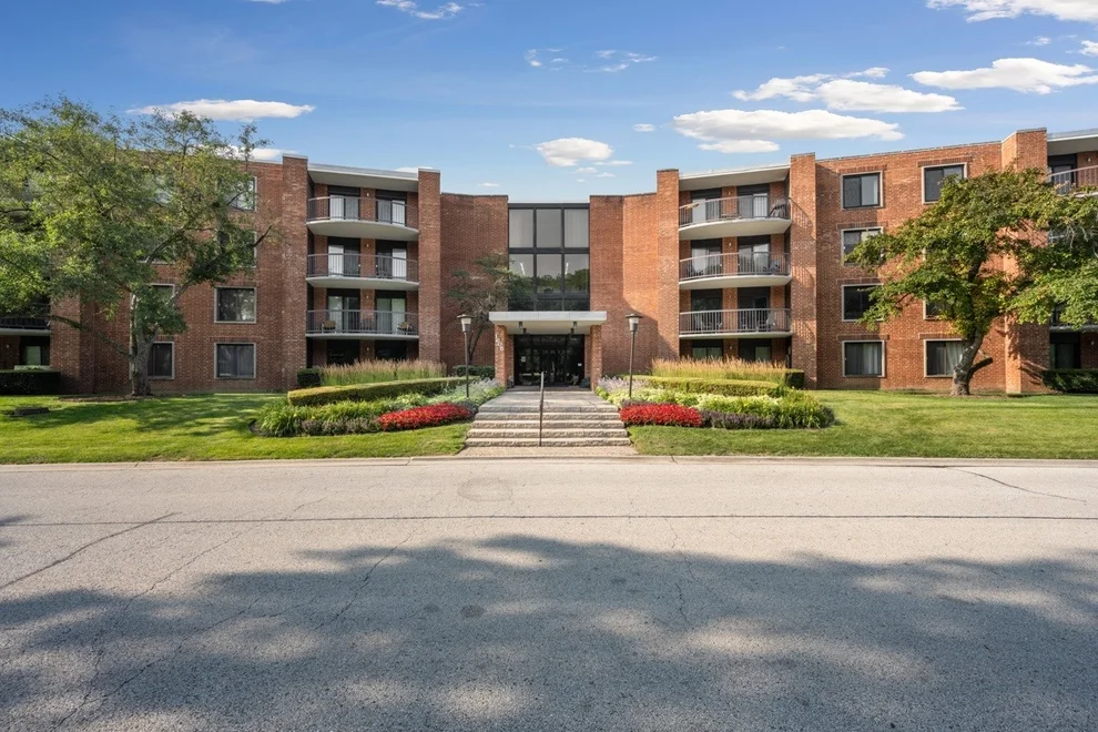 Unit for sale at 1605 E Central Road, Arlington Heights, IL 60005