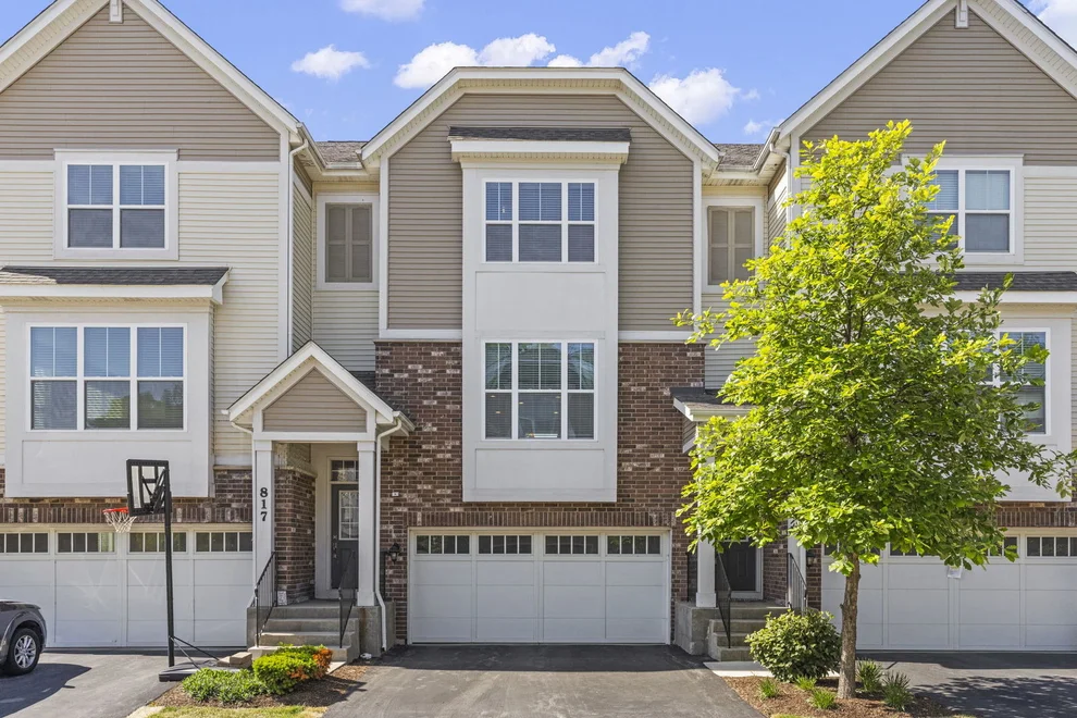 Unit for sale at 821 W Chase Lane, Palatine, IL 60067