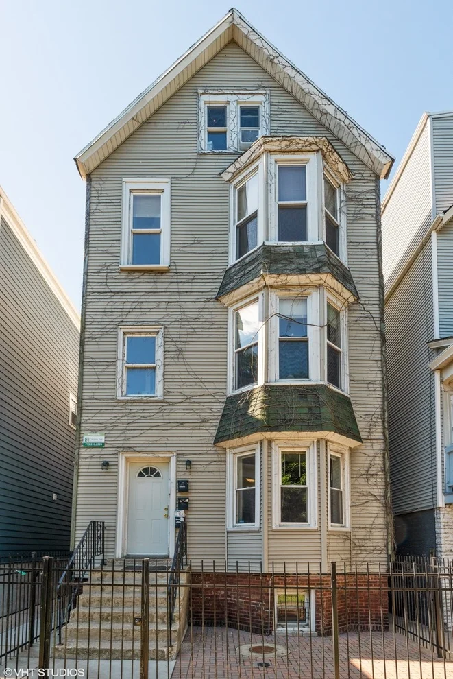 Unit for sale at 1503 W Nelson Street, Chicago, IL 60657