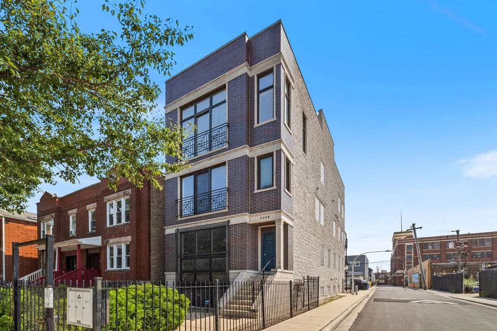Unit for sale at 2535 W Flournoy Street, Chicago, IL 60612
