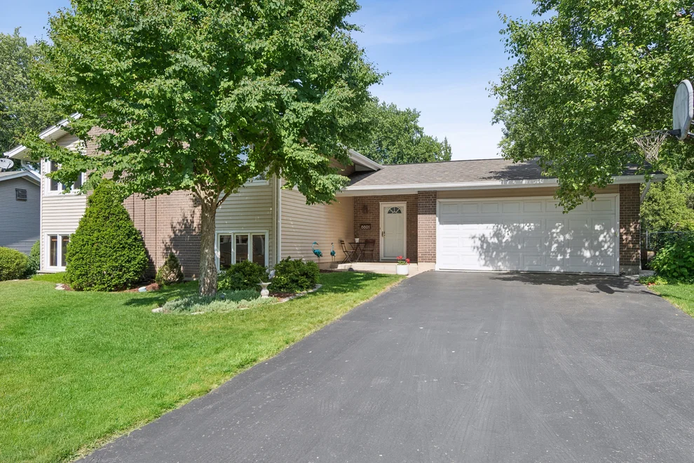 Unit for sale at 6601 MacArthur Drive, Woodridge, IL 60517