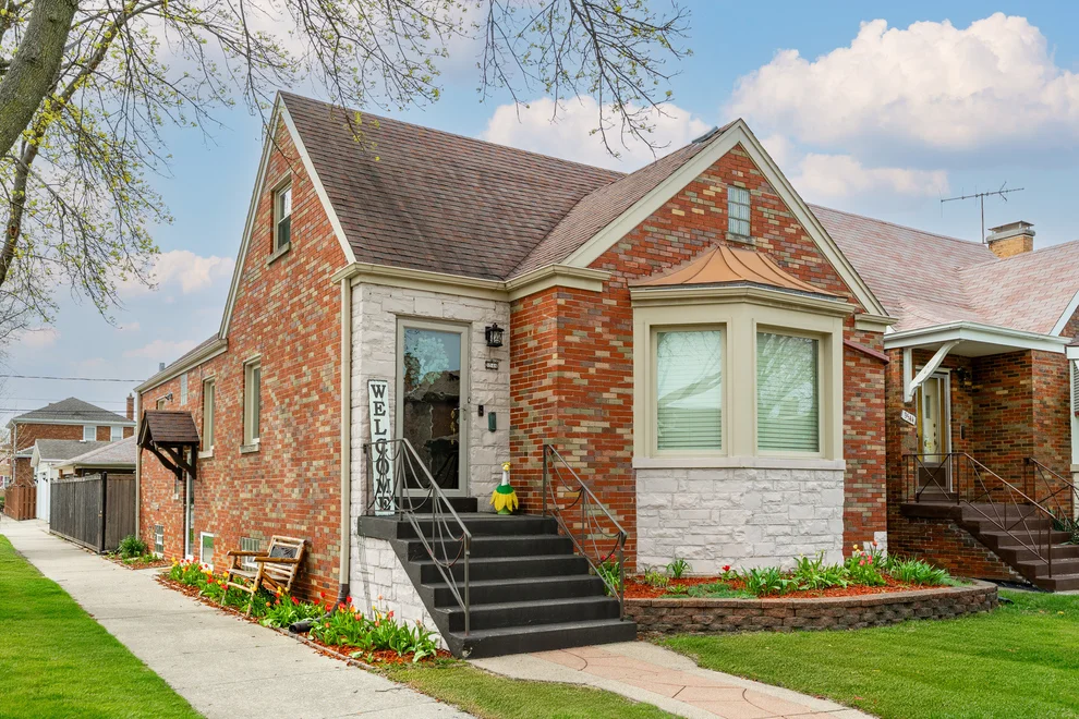 Unit for sale at 3546 Wenonah Avenue, Berwyn, IL 60402