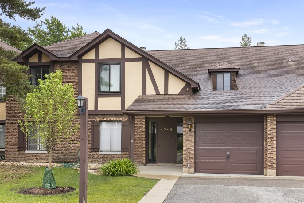 Unit for sale at 1608 Thames Court, Wheaton, IL 60189