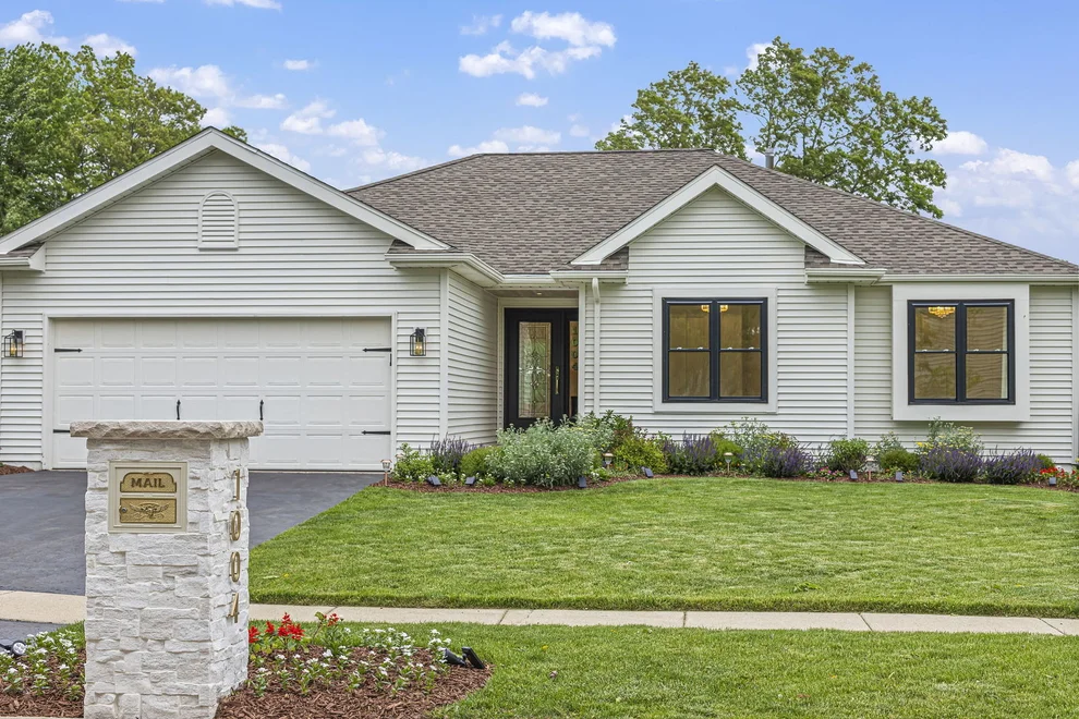 Unit for sale at 1004 Golden Avenue, Woodstock, IL 60098