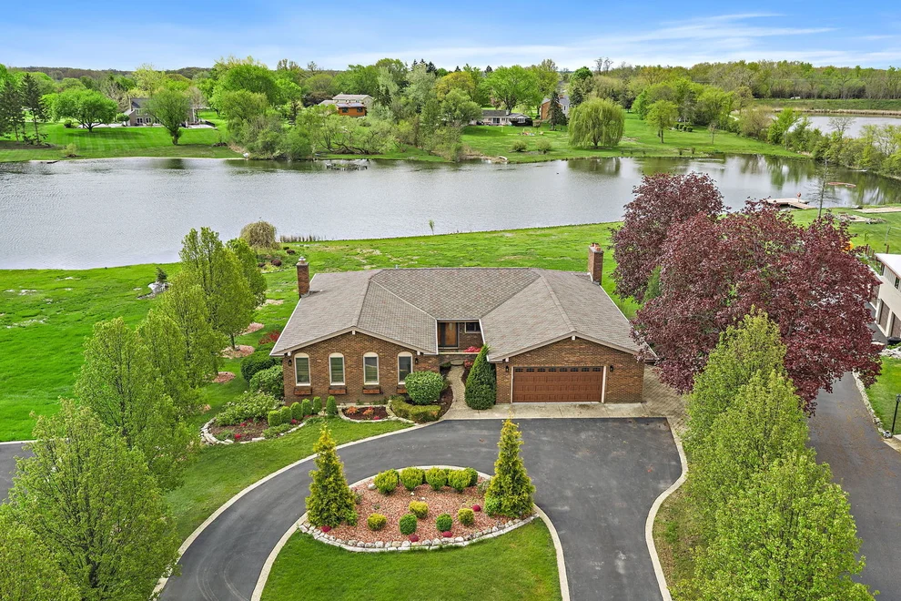 Unit for sale at 28 Windemere Lane, South Barrington, IL 60010