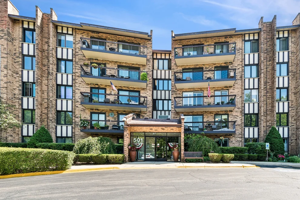 Unit for sale at 501 Lake Hinsdale Drive, Willowbrook, IL 60527