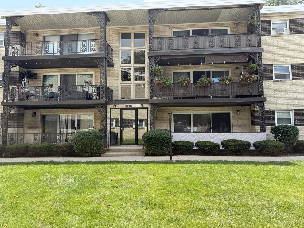 Unit for sale at 301 E. Plainfield Avenue, La Grange, IL 60525