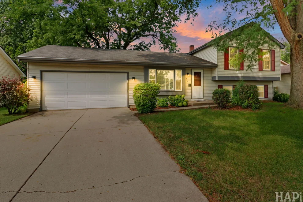 Unit for sale at 5014 W Greenbrier Drive, McHenry, IL 60050