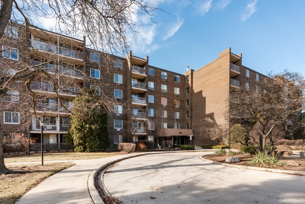 Unit for sale at 225 S Rohlwing Road, Palatine, IL 60067