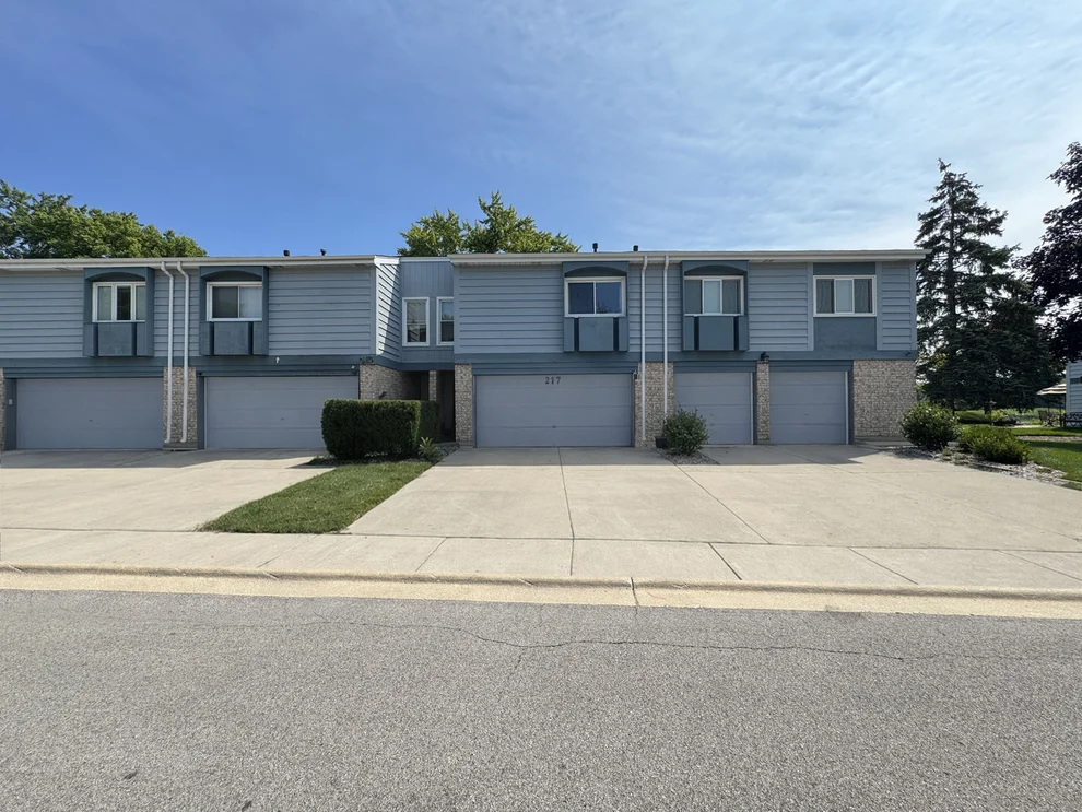 Unit for sale at 217 Lakeshore Lane, Bloomingdale, IL 60108