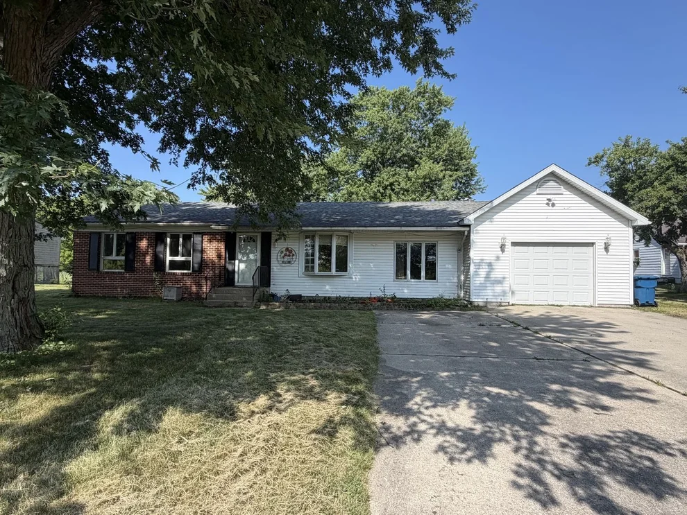 Unit for sale at 1995 N 1950 Road E, Watseka, IL 60970