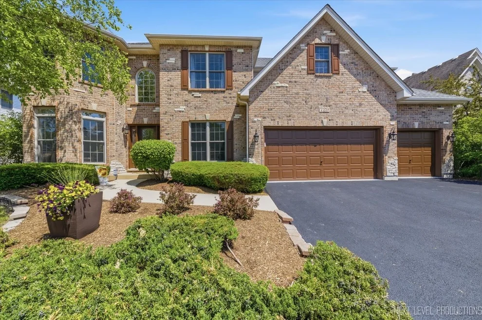 Unit for sale at 729 W Thornwood Drive, South Elgin, IL 60177