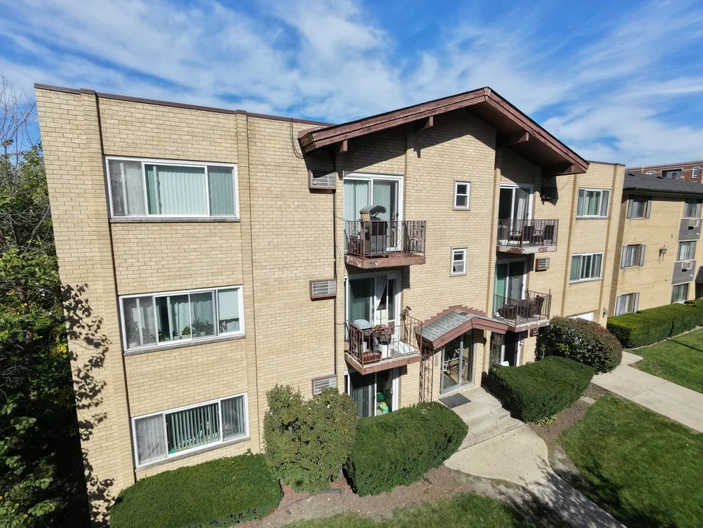 Unit for sale at 1354 E Washington Street, Des Plaines, IL 60016