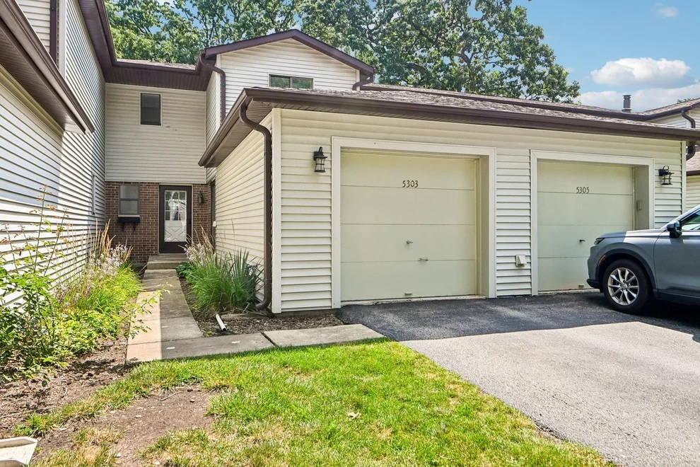 Unit for sale at 5303 Newport Drive, Lisle, IL 60532