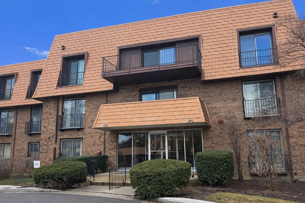 Unit for sale at 4000 Dundee Road, Northbrook, IL 60062