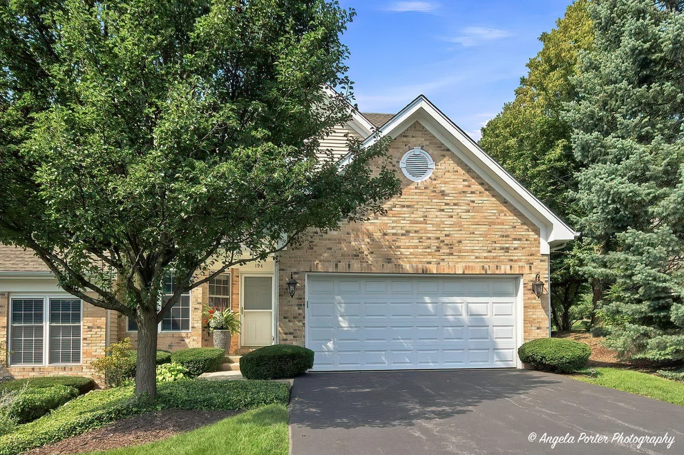 Unit for sale at 194 Red Top Drive, Libertyville, IL 60048