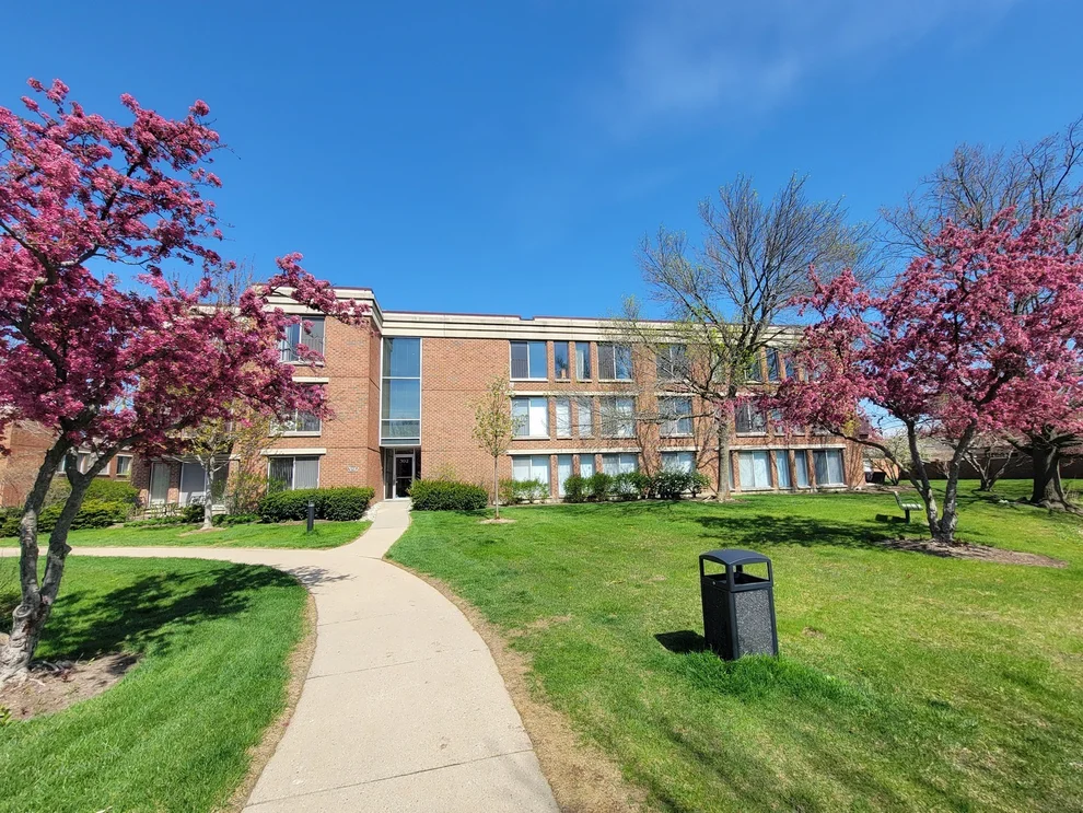 Unit for sale at 392 Kelburn Road, Deerfield, IL 60015