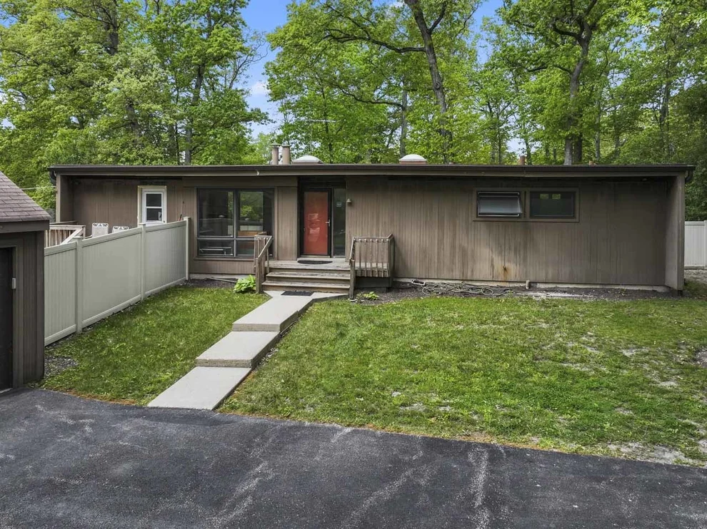 Unit for sale at 431 S Saint Marys Road, Libertyville, IL 60048