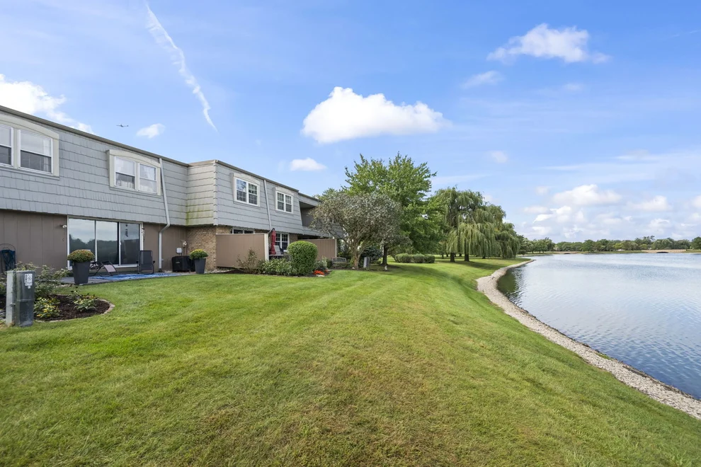 Unit for sale at 670 Versailles Circle, Elk Grove Village, IL 60007