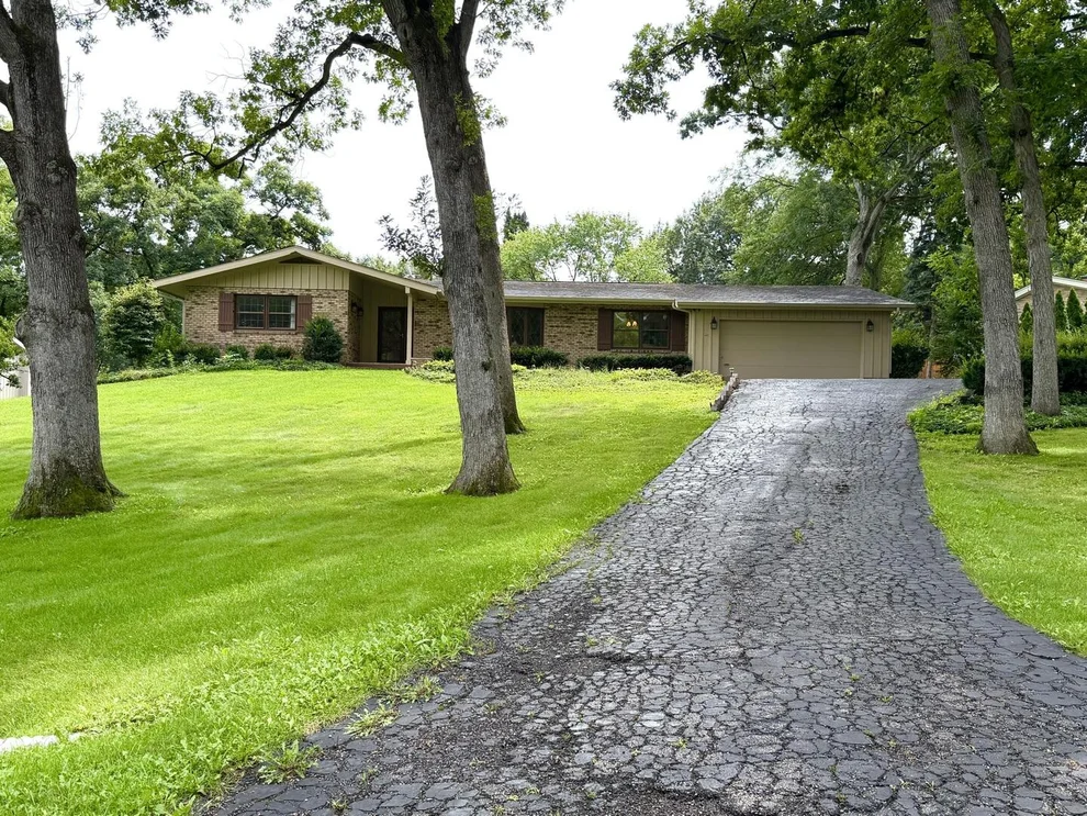 Unit for sale at 3915 N Tamarack Trail, Crystal Lake, IL 60012