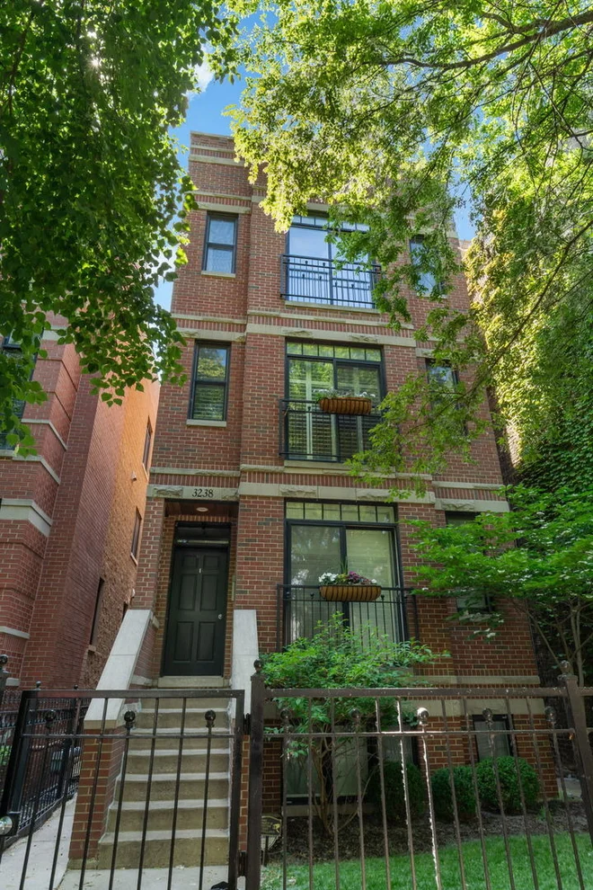 Unit for sale at 3238 N Kenmore Avenue, Chicago, IL 60657