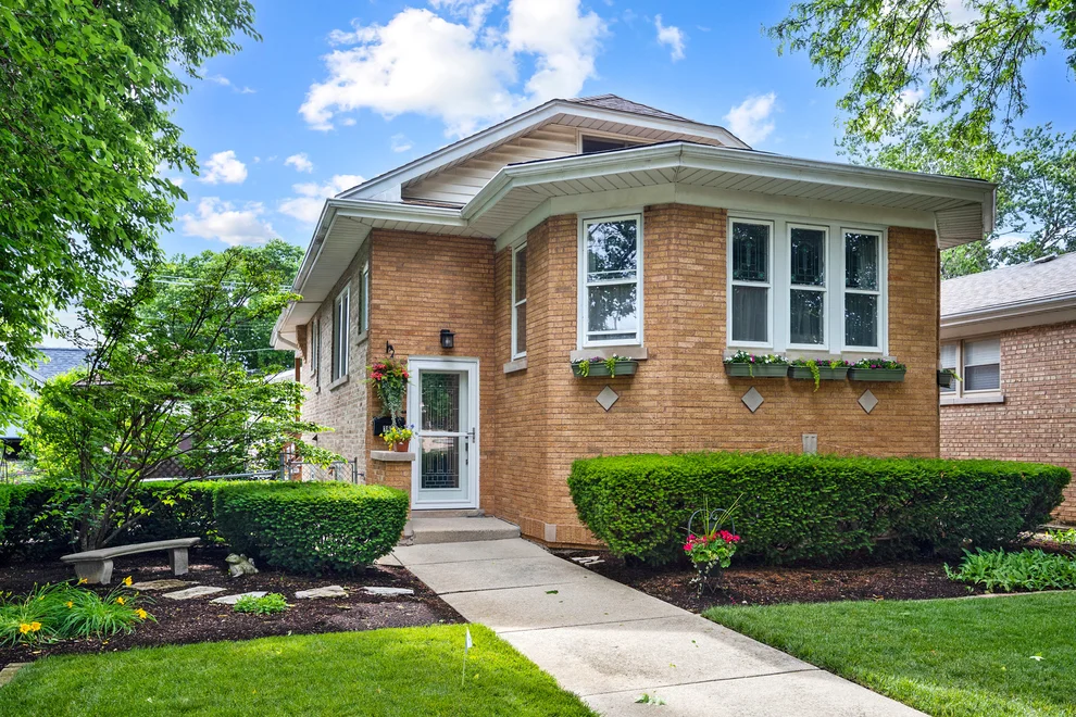 Unit for sale at 3636 N Paris Avenue, Chicago, IL 60634