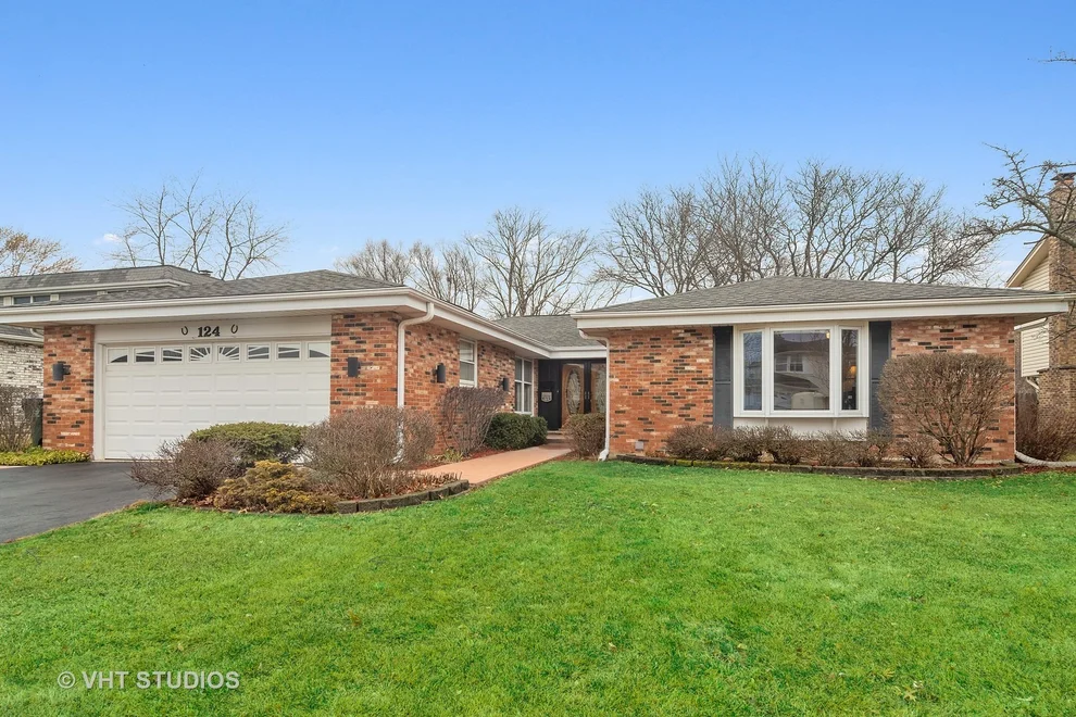 Unit for sale at 124 W Appletree Lane, Arlington Heights, IL 60004
