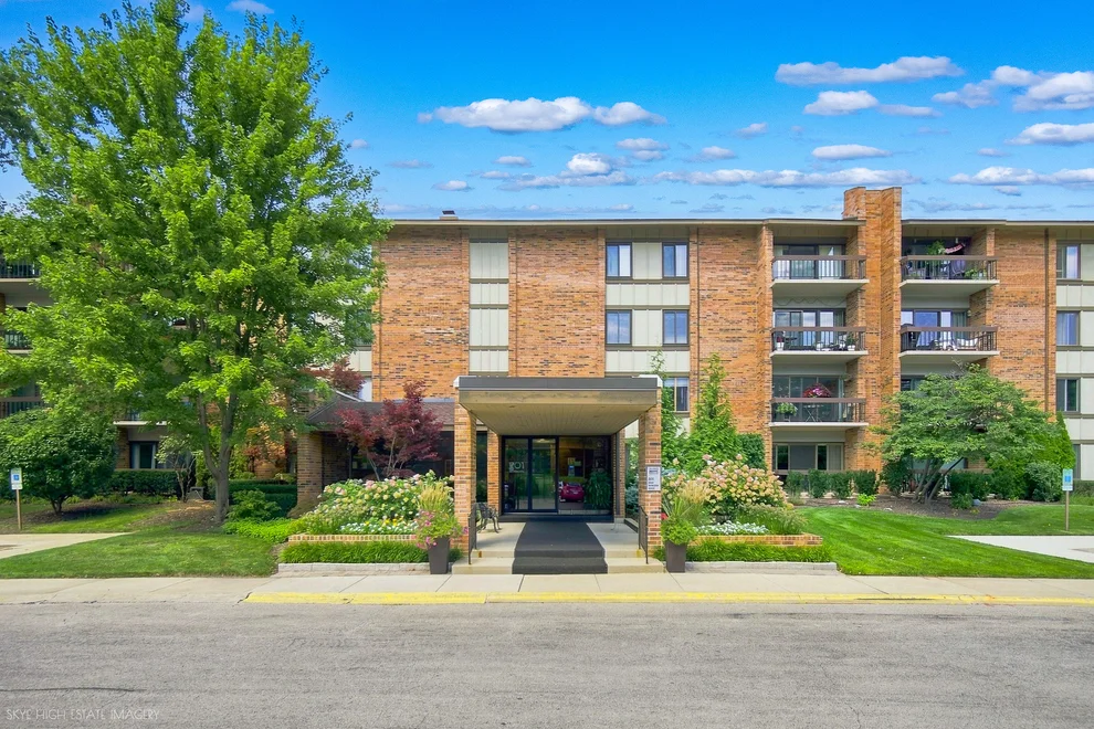 Unit for sale at 201 Lake Hinsdale Drive, Willowbrook, IL 60527