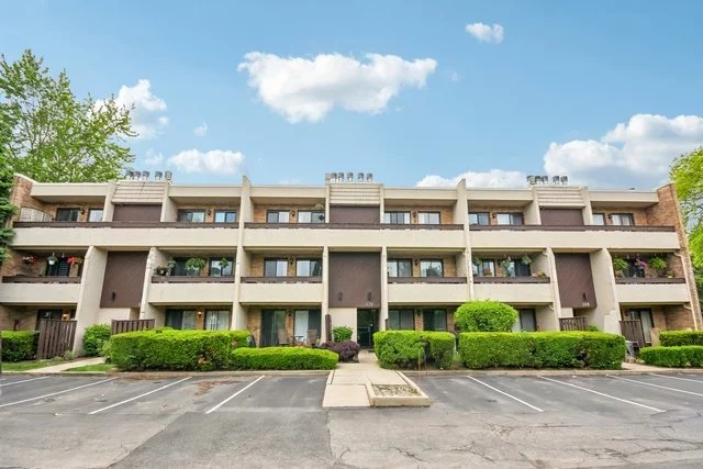 Unit for sale at 176 E Springbrook Drive, Bloomingdale, IL 60108