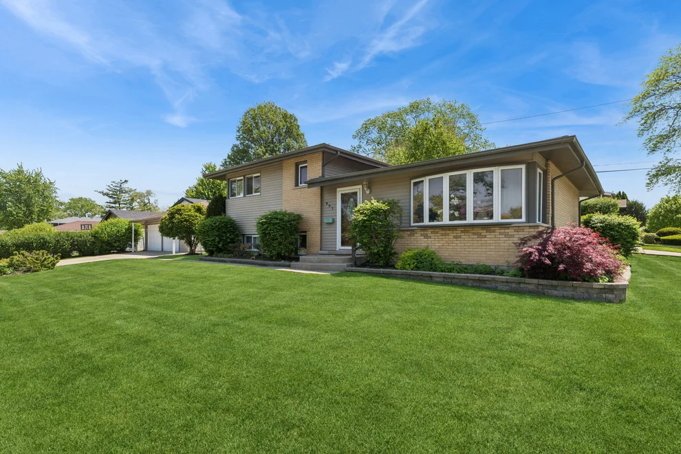 Unit for sale at 801 E Greenwood Drive, Mount Prospect, IL 60056