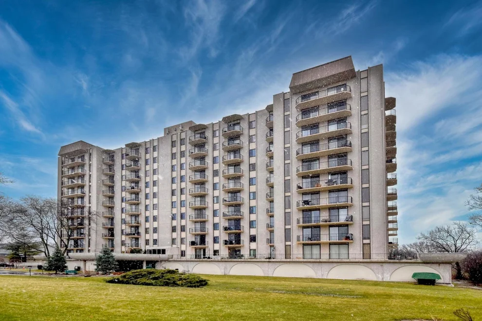 Unit for sale at 190 S Wood Dale Road, Wood Dale, IL 60191